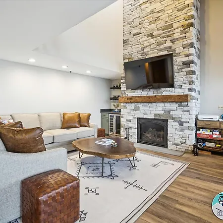 Highridge B7 Stylish 4Br Condo With Sauna, Hot Tub, Fireplace & Sports Center